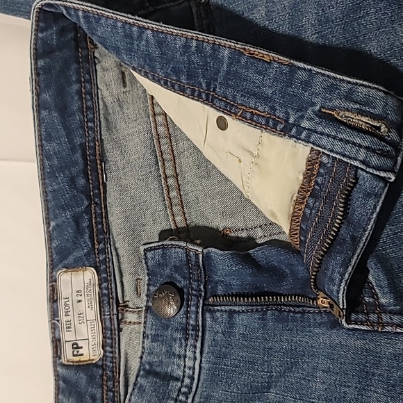 FREE PEOPLE Distressed Cropped Capri Jeans Low Rise Size W28 - Picture 11 of 17